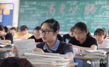 甫子寸高考作文8篇